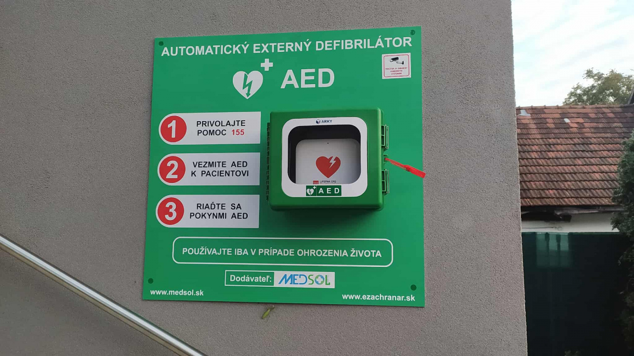 Defibrilátor 2025 Dotácia z KSK 2 600,00 € - Defibrilátor - Zvýšenie dostupnosti zdravotnej pomoci v obci Nižný Klátov