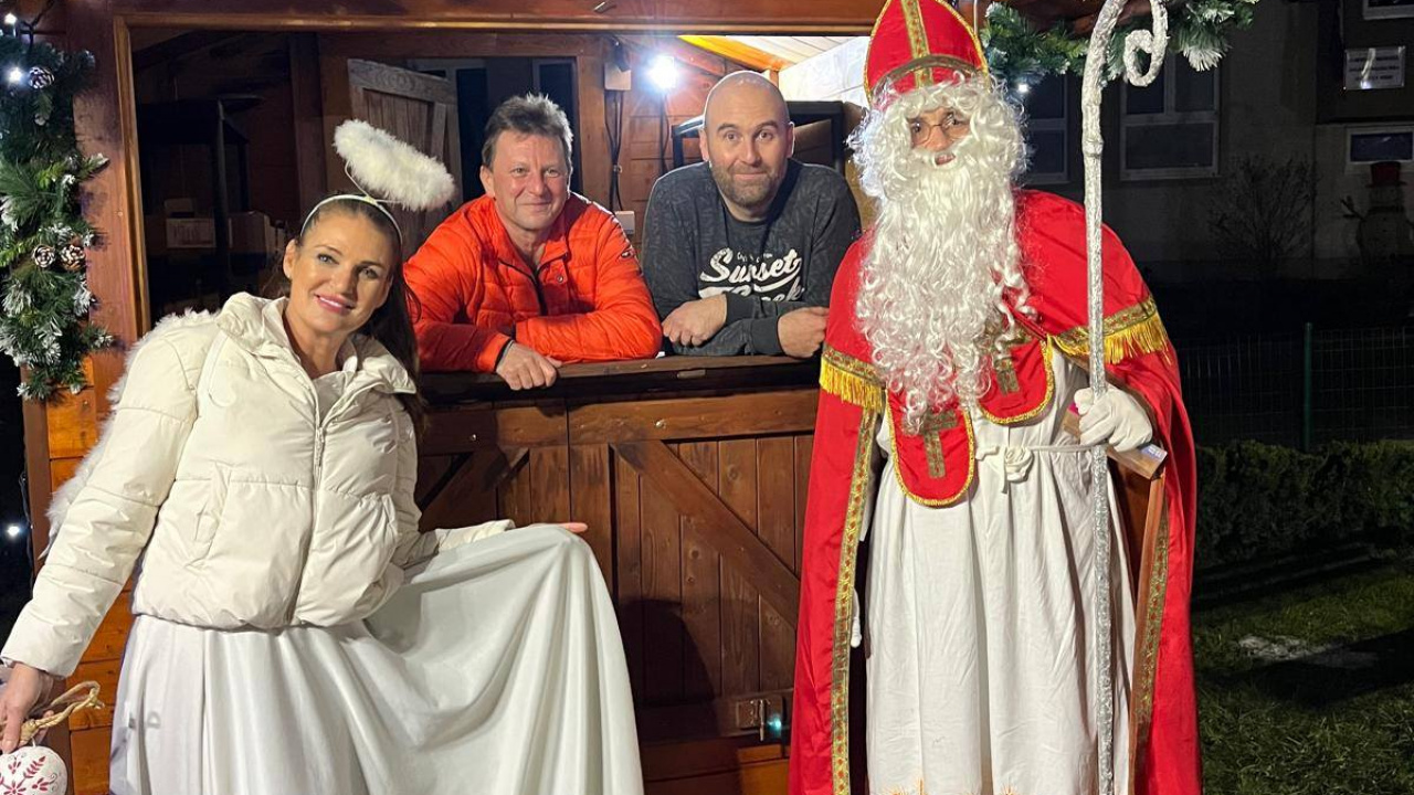 Mikuláš 2025 Ani tento rok svätý Mikuláš na naše deti nezabudol. Zimný podvečer v našej obci sa niesol v znamení radosti, očakávania a sladkých prekvapení. Mikuláš prišiel v sprievode svojho verného pomocníka - usmievavého anjela.